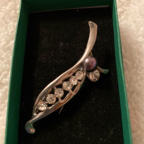 $5/Brooches Lapel Pin Nature Pearl and Rhinestones set in Silver Plate - Picture 2 of 6